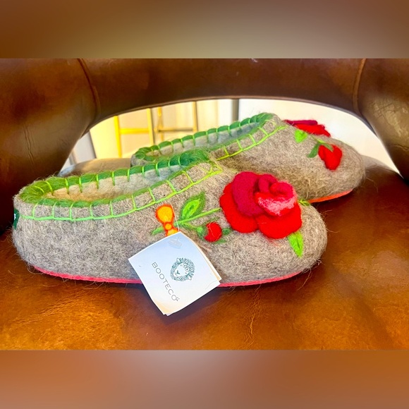 booteco Shoes - Booteco 100% wool slippers with red wild rose from Chuvash Republic NWT size